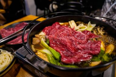 Comment préparer un délicieux Sukiyaki : la recette traditionnelle japonaise à essayer chez soi